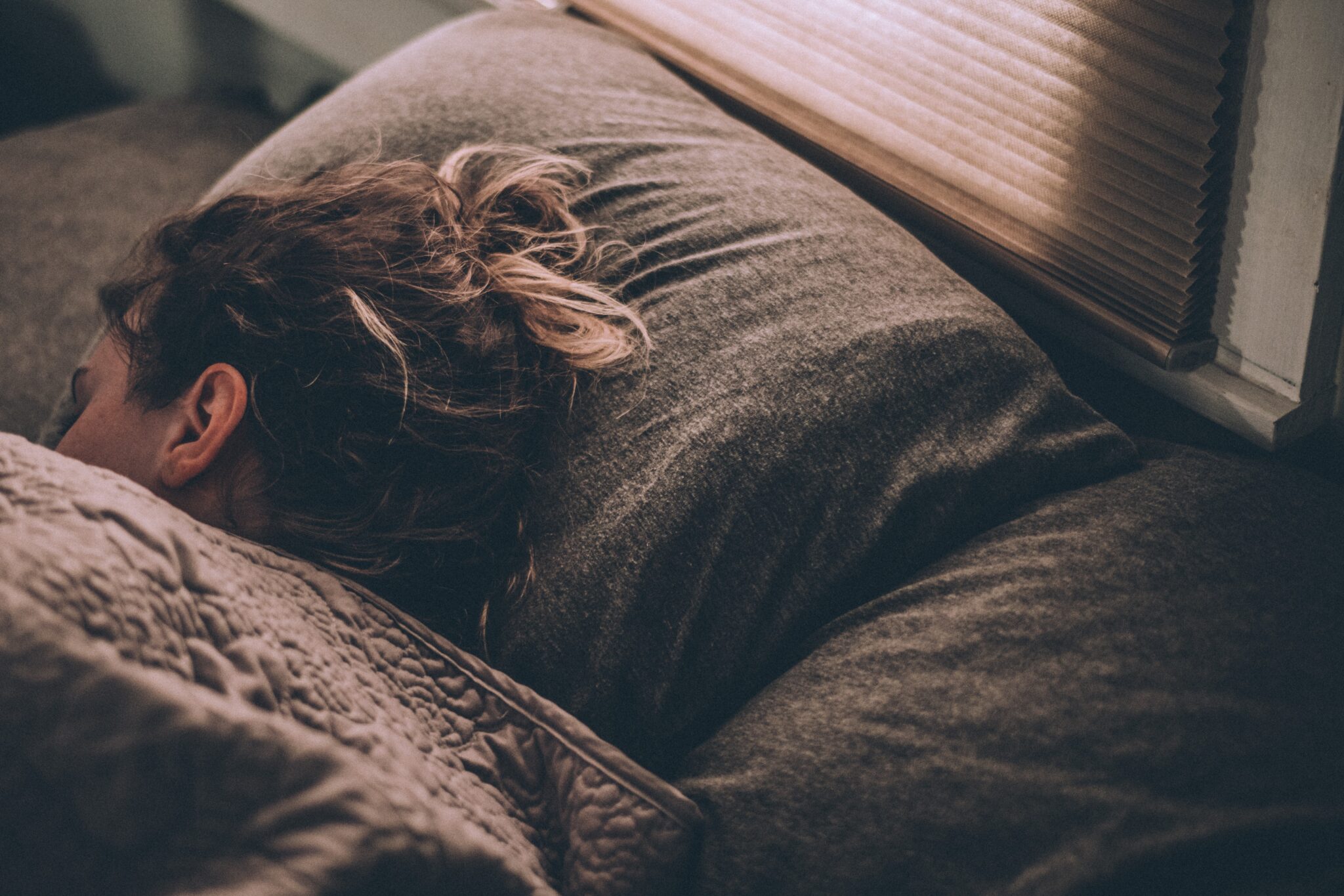 睡眠の質を上げる行動10選！実践しやすいものから挑戦してみましょう！アイキャッチ